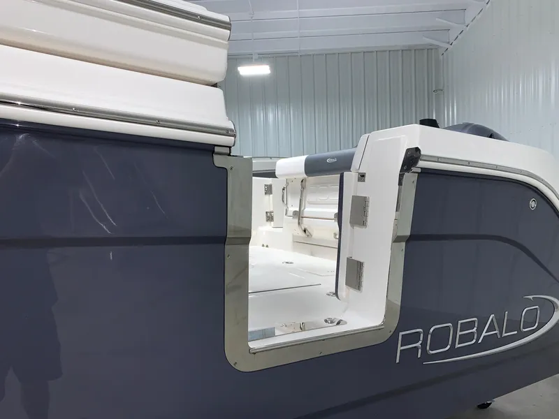 Slide: The Image of Robalo R302 2024 - 11