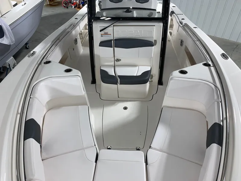 Slide: The Image of Robalo R302 2024 - 12