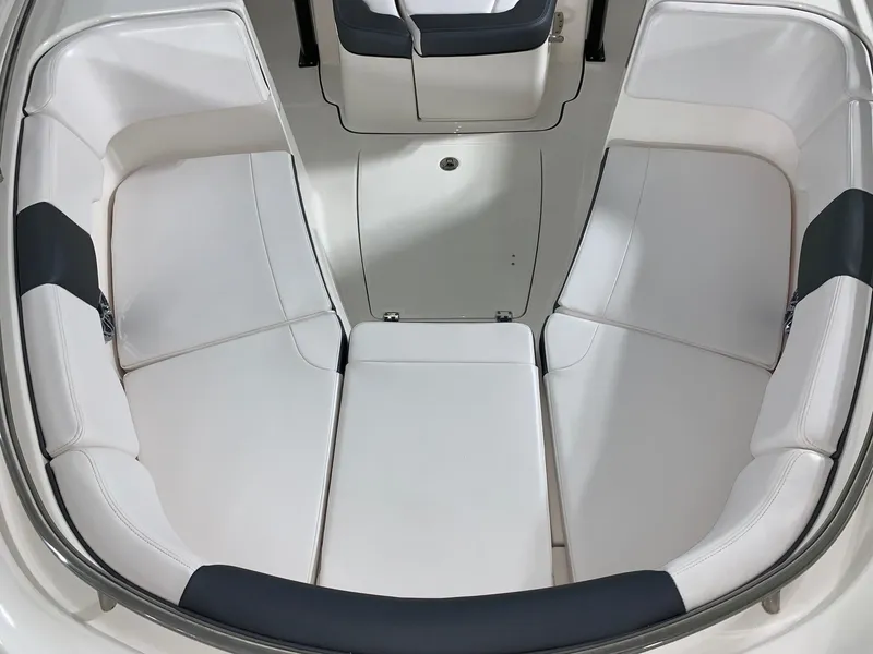 Slide: The Image of Robalo R302 2024 - 13