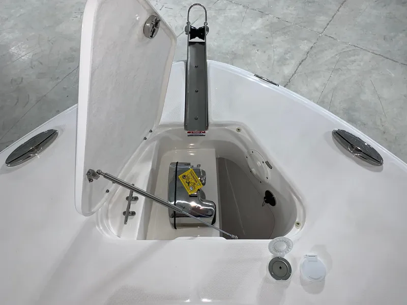 Slide: The Image of Robalo R302 2024 - 14