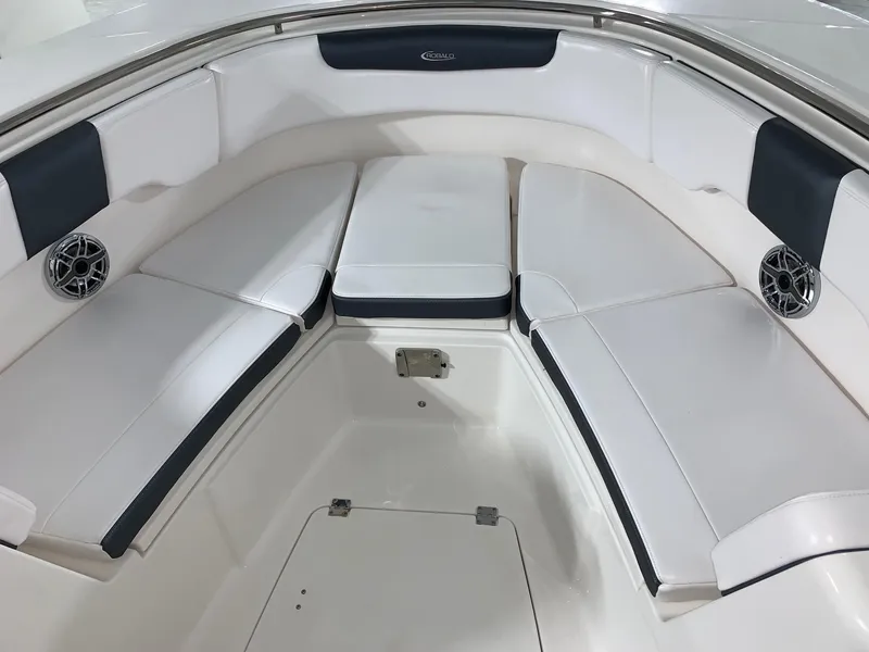 Slide: The Image of Robalo R302 2024 - 15