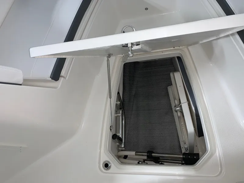 Slide: The Image of Robalo R302 2024 - 16