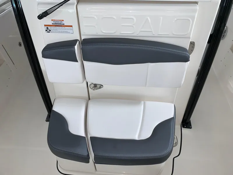 Slide: The Image of Robalo R302 2024 - 18