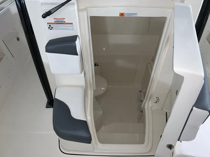 Slide: The Image of Robalo R302 2024 - 19