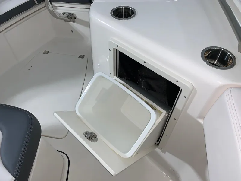 Slide: The Image of Robalo R302 2024 - 21