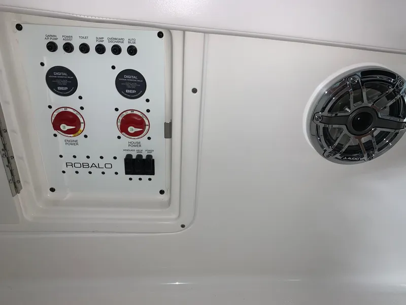 Slide: The Image of Robalo R302 2024 - 22