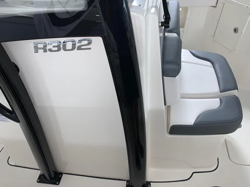 Slide: The Image of Robalo R302 2024 - 23