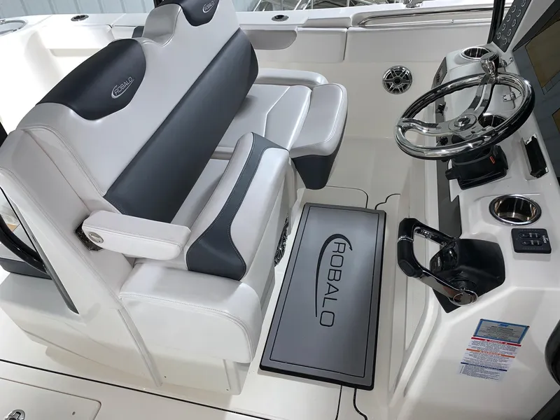 Slide: The Image of Robalo R302 2024 - 24