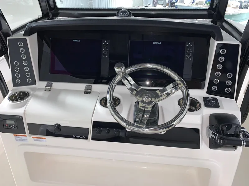 Slide: The Image of Robalo R302 2024 - 25