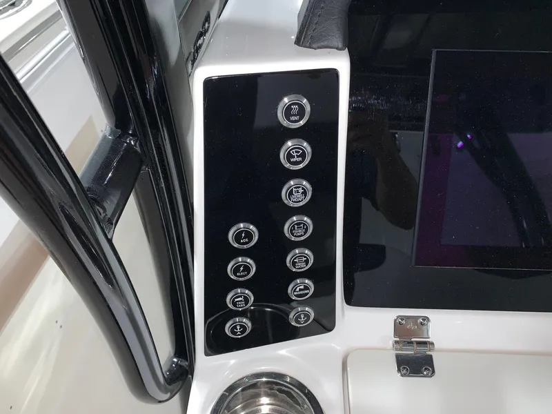 Slide: The Image of Robalo R302 2024 - 27