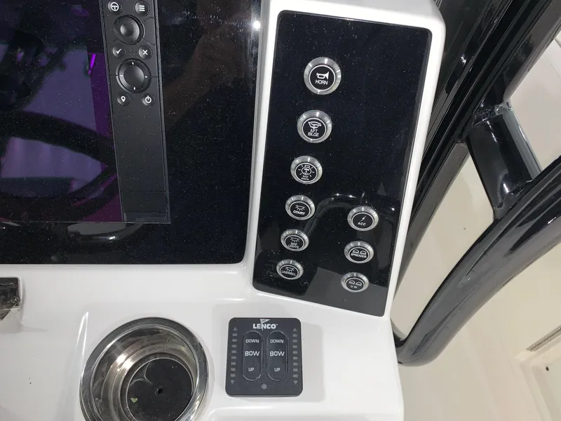 Slide: The Image of Robalo R302 2024 - 28