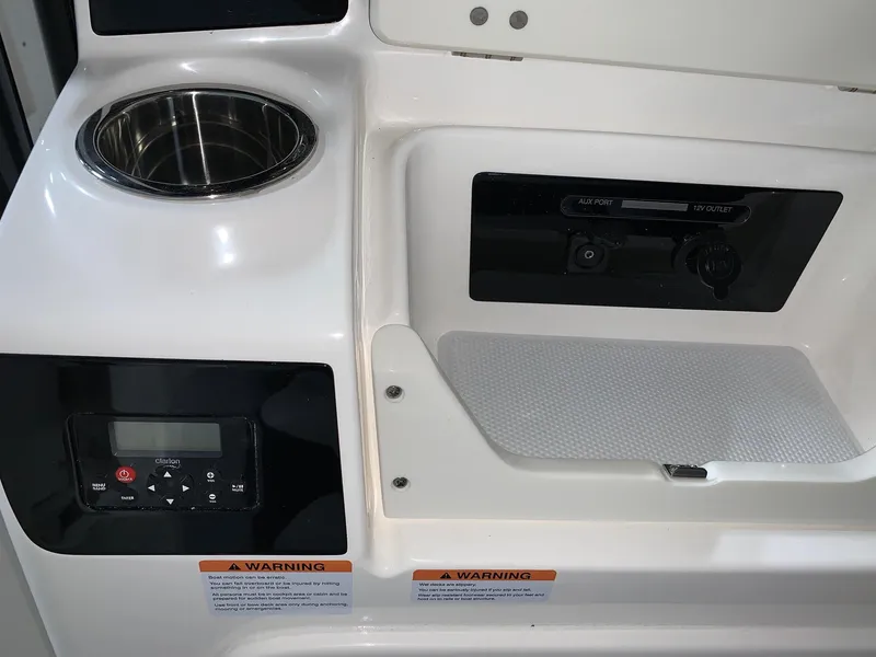 Slide: The Image of Robalo R302 2024 - 29