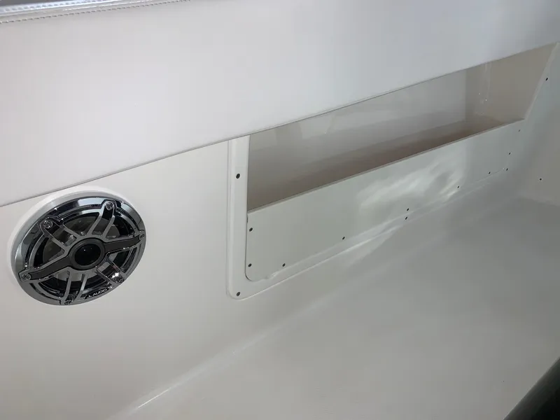 Slide: The Image of Robalo R302 2024 - 31