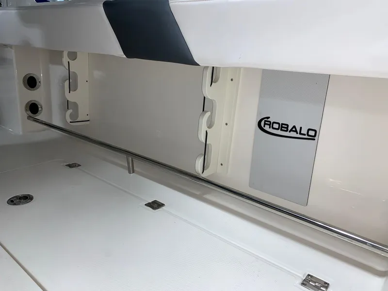 Slide: The Image of Robalo R302 2024 - 32