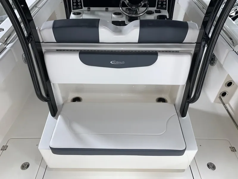 Slide: The Image of Robalo R302 2024 - 33