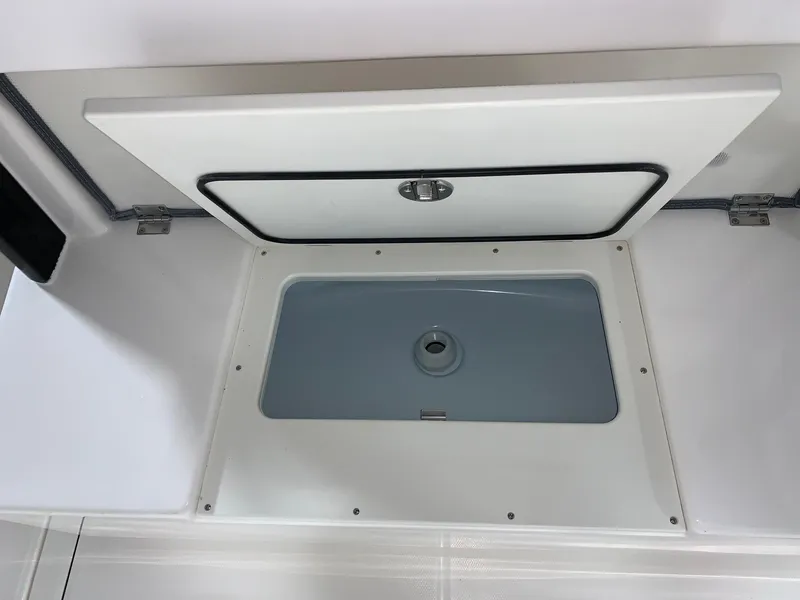 Slide: The Image of Robalo R302 2024 - 34