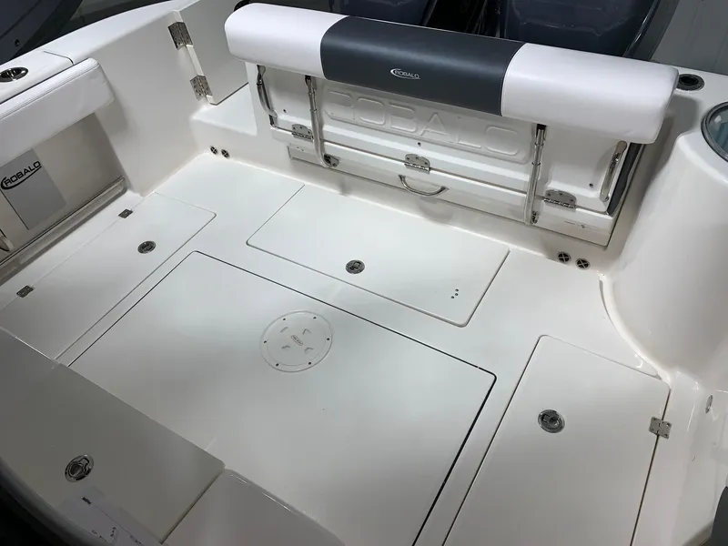 Slide: The Image of Robalo R302 2024 - 35