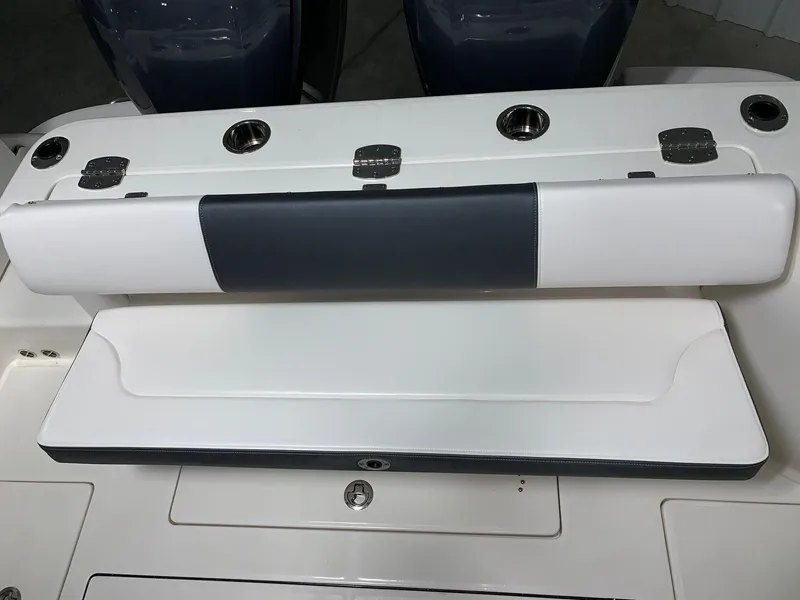 Slide: The Image of Robalo R302 2024 - 36