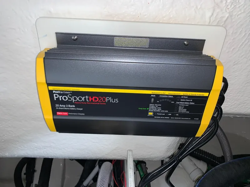 Slide: The Image of Robalo R302 2024 - 37