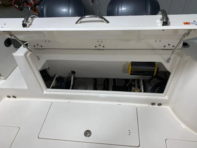 Slide: The Image of Robalo R302 2024 - 38