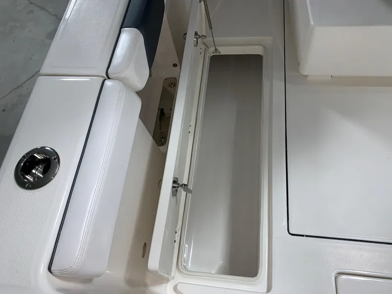 Slide: The Image of Robalo R302 2024 - 5