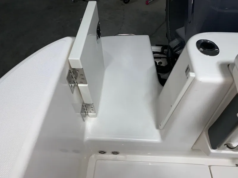 Slide: The Image of Robalo R302 2024 - 6