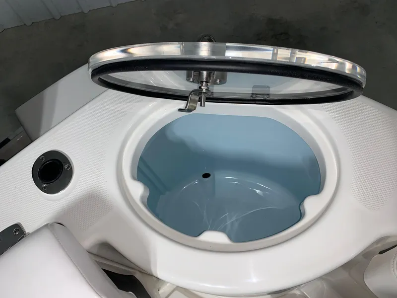 Slide: The Image of Robalo R302 2024 - 7