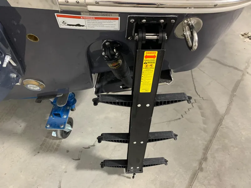 Slide: The Image of Robalo R302 2024 - 9