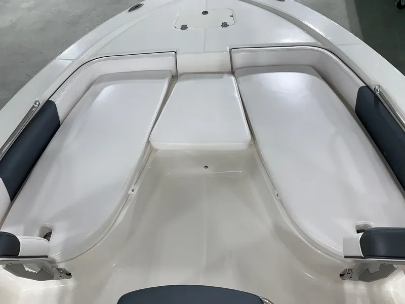 Slide: The Image of Robalo 206 Cayman 2024 - 23