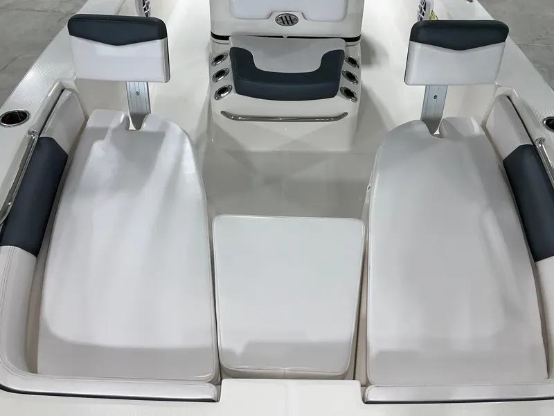 Slide: The Image of Robalo 206 Cayman 2024 - 25