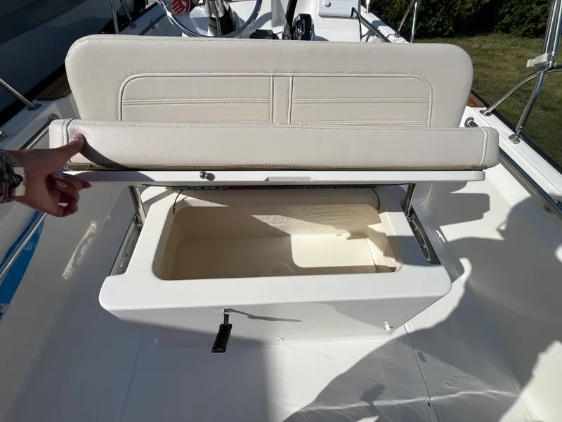 Slide: The Image of Boston Whaler 170 Montauk 2026 - 6
