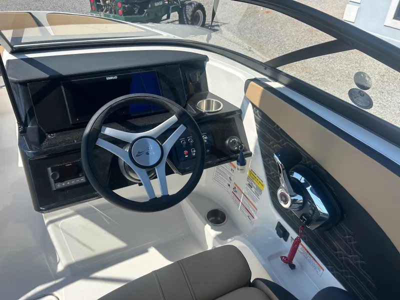 Slide: The Image of Sea Ray SPX 210 Outboard 2026 - 16