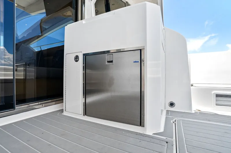 Slide: The Image of Mym/Mares 47 OUTBOARD EXPRESS CATAMARAN 2018 - 38