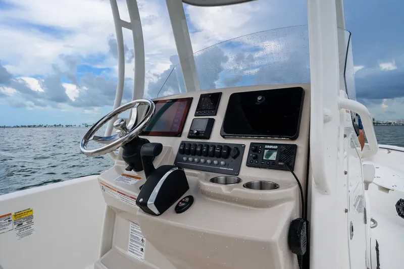 Slide: The Image of Boston Whaler 250 DAUNTLESS 2024 - 22