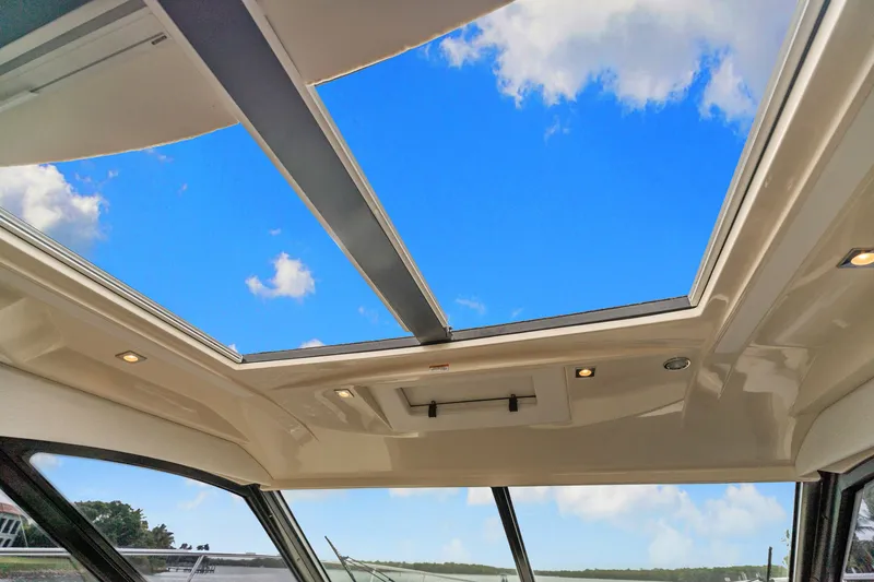 Slide: The Image of Sea Ray SUNDANCER 510 2017 - 28