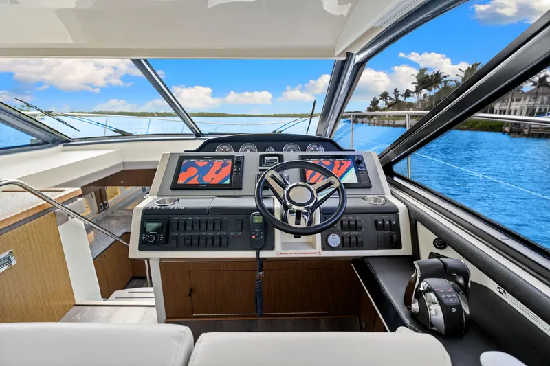 Slide: The Image of Sea Ray SUNDANCER 510 2017 - 19