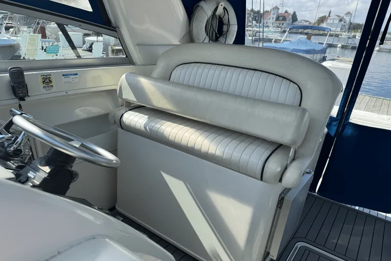 Slide: The Image of Sea Ray 330 EXPRESS CRUISER 1997 - 15