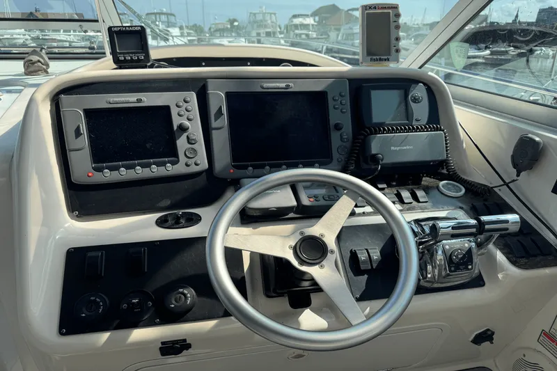 Slide: The Image of Sea Ray 330 EXPRESS CRUISER 1997 - 4