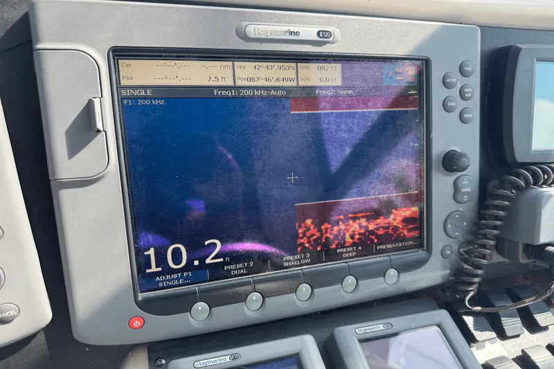 Slide: The Image of Sea Ray 330 EXPRESS CRUISER 1997 - 5