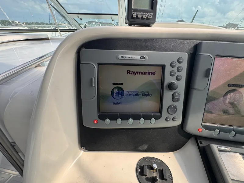 Slide: The Image of Sea Ray 330 EXPRESS CRUISER 1997 - 9