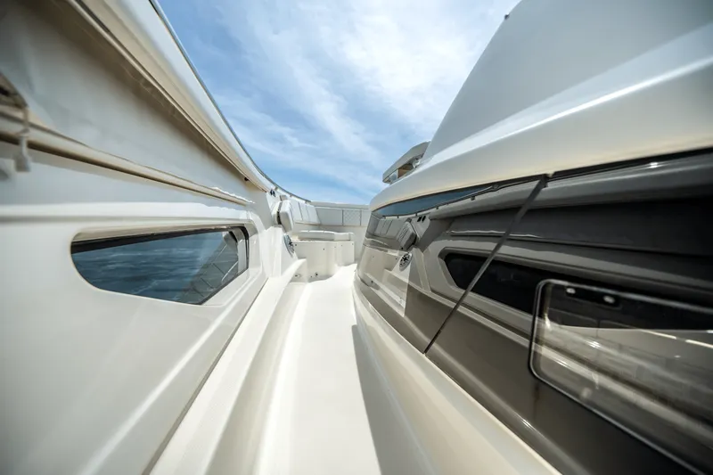 Slide: The Image of Pursuit 428 SPORT CONSOLE 2024 - 16