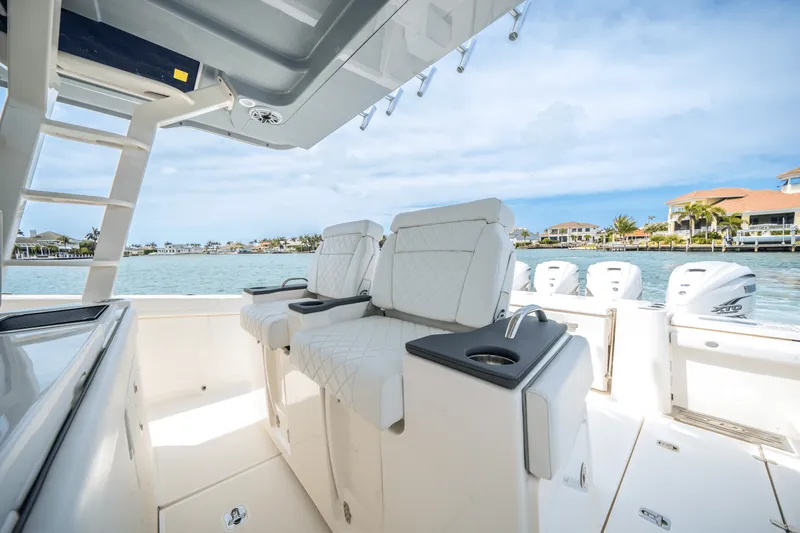 Slide: The Image of Pursuit 428 SPORT CONSOLE 2024 - 17