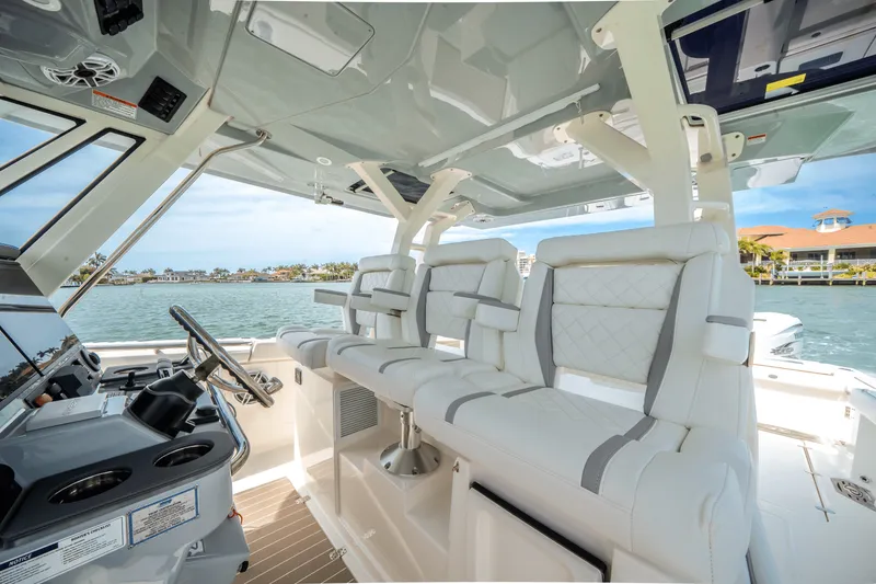 Slide: The Image of Pursuit 428 SPORT CONSOLE 2024 - 18