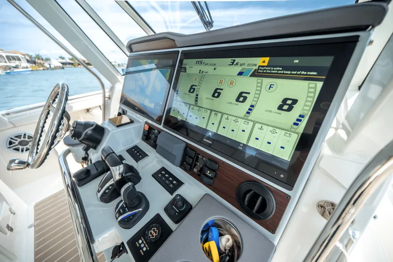 Slide: The Image of Pursuit 428 SPORT CONSOLE 2024 - 23