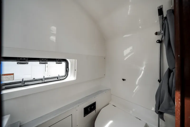 Slide: The Image of Pursuit 428 SPORT CONSOLE 2024 - 31