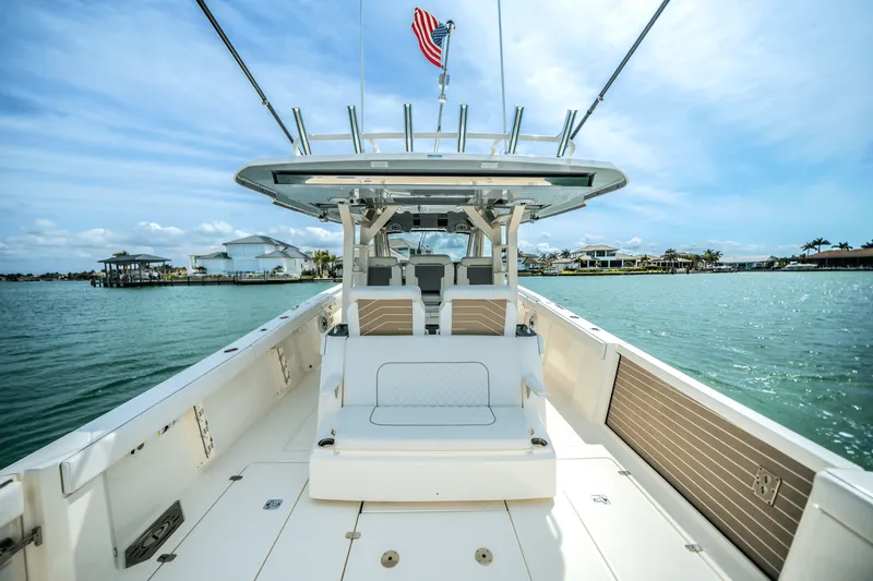 Slide: The Image of Pursuit 428 SPORT CONSOLE 2024 - 32