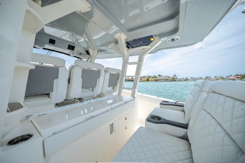 Slide: The Image of Pursuit 428 SPORT CONSOLE 2024 - 34