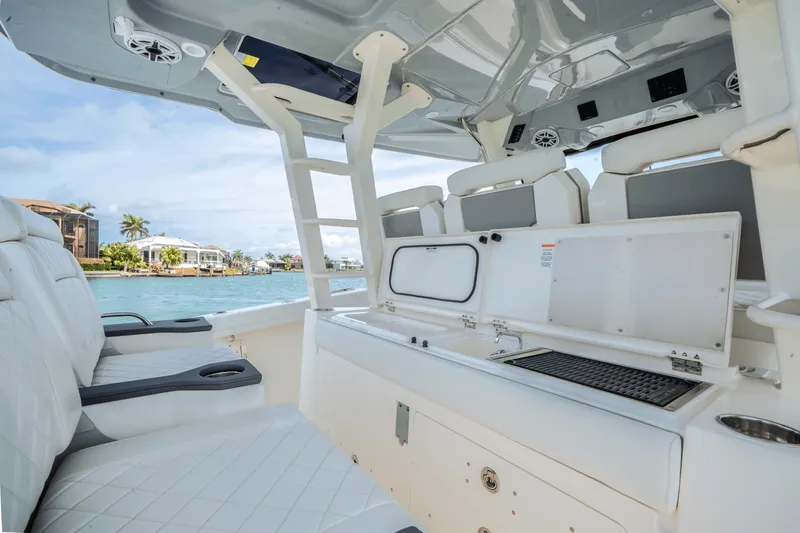 Slide: The Image of Pursuit 428 SPORT CONSOLE 2024 - 35