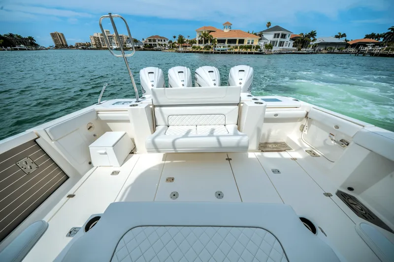 Slide: The Image of Pursuit 428 SPORT CONSOLE 2024 - 38