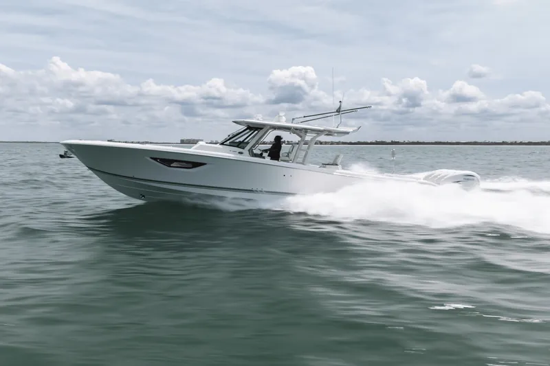 Slide: The Image of Pursuit 428 SPORT CONSOLE 2024 - 43